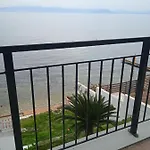 Dom wakacyjny Paul Seafront House Mesongí