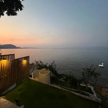 Paul Seafront House Ferienhaus Mesongí