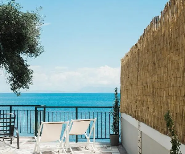 بيت للعطل Paul Seafront House Mesongí