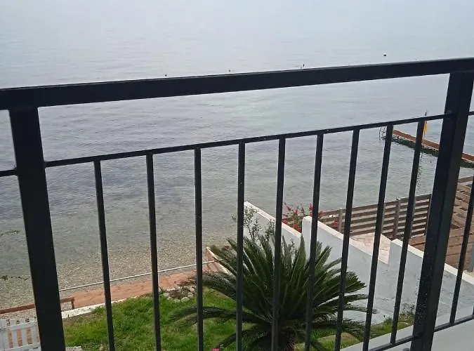 بيت للعطل Paul Seafront House Mesongí