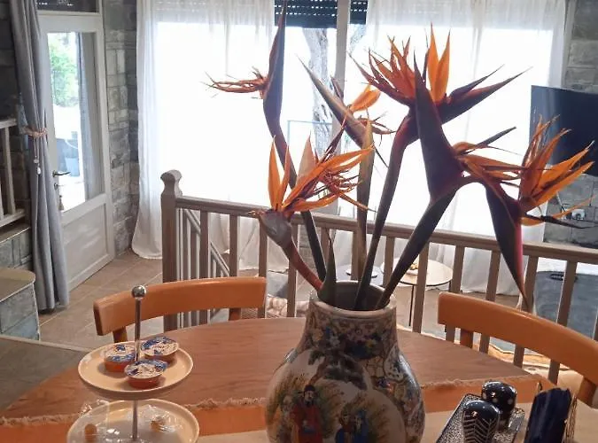 بيت للعطل Paul Seafront House Mesongí